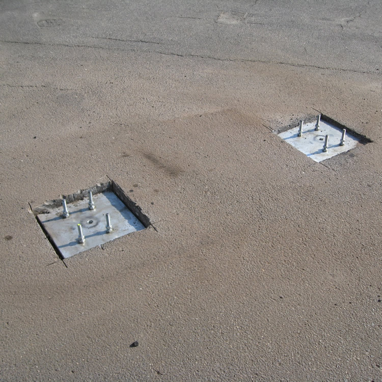 Fundamente setzen auf Asphaltfläche